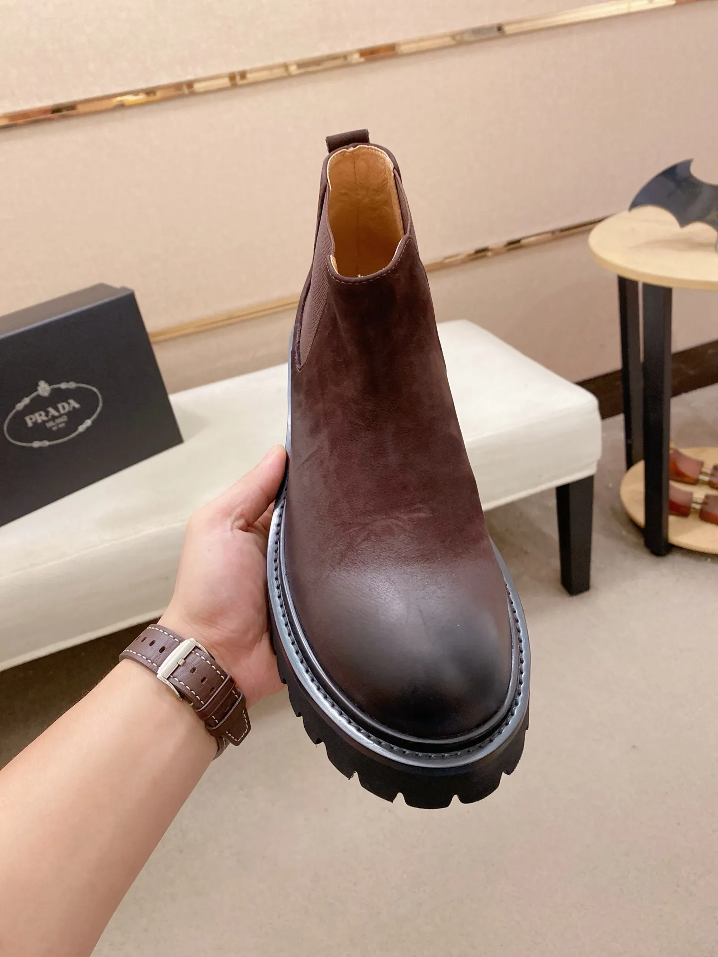 Factory price 580💰 The new PRADA (Prada) counters are launched simultaneously, new men's shoes, 😘fabrics are selected from cowhide. Lining: Full sheepskin lining. 👍🏿 High-end ☄️ air-cushion molded anti-slip rubber outsole, exquisite lines, simple and elegant, comfortable and high-end for leisure travel. Number of yards: 38 to 44. Can be ordered for 45 non-refundable